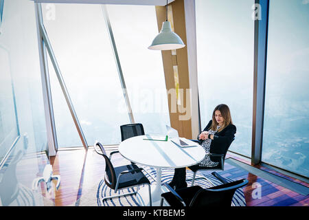 Moderno business woman in ufficio Foto Stock