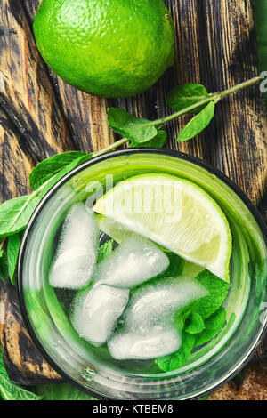 Ingredienti per rendere mojito,foglioline di menta,cubetti di ghiaccio,lime e lo zucchero di canna Foto Stock