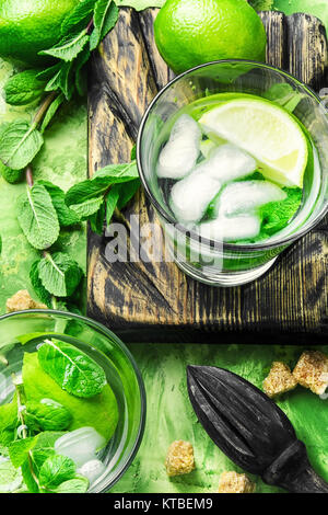 Ingredienti per rendere mojito,foglioline di menta,cubetti di ghiaccio,lime e lo zucchero di canna Foto Stock