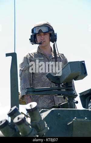 Greymouth, Nuova Zelanda, Novembre 18, 2017: un membro dell'equipaggio di un veicolo leggero blindato (LAV) parla al suo team a un open day per i militari. Foto Stock