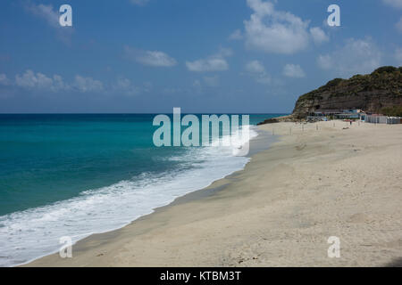 Italienischer Strand in der Vorsaisin Foto Stock