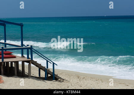 Italienischer Strand in der Vorsaisin Foto Stock