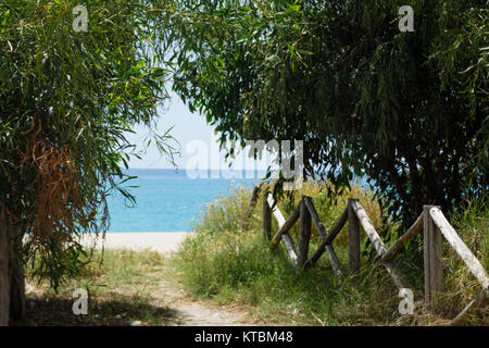 Italienischer Strand in der Vorsaisin Foto Stock