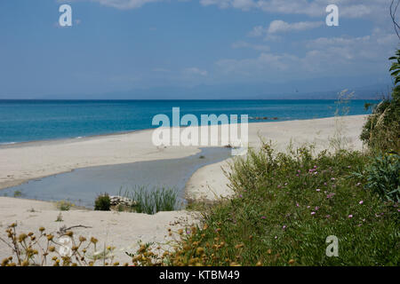 Italienischer Strand in der Vorsaisin Foto Stock