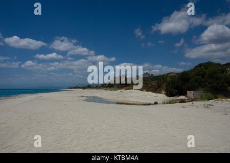 Italienischer Strand in der Vorsaisin Foto Stock