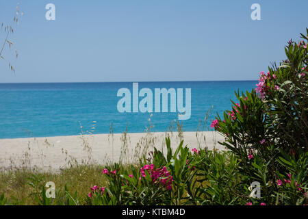 Italienischer Strand in der Vorsaisin Foto Stock