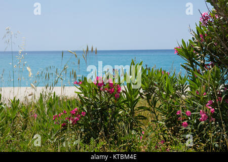 Italienischer Strand in der Vorsaisin Foto Stock