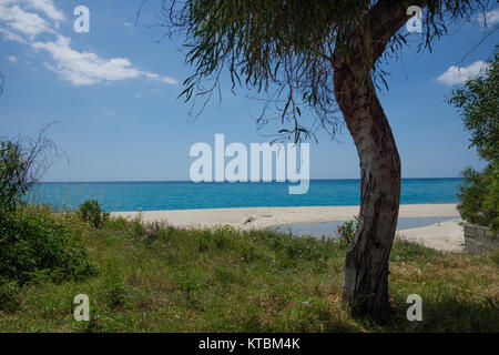 Italienischer Strand in der Vorsaisin Foto Stock