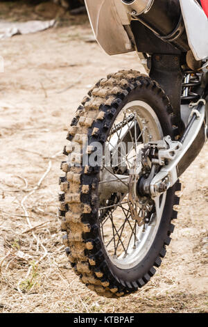 Ruota posteriore di una motocicletta sportiva close-up Foto Stock