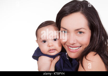 Sua madre e la sua bambina guardando la telecamera Foto Stock