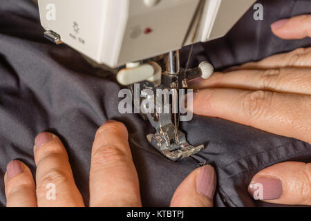 Hände beim Nähen eines Stoffes dicken Foto Stock