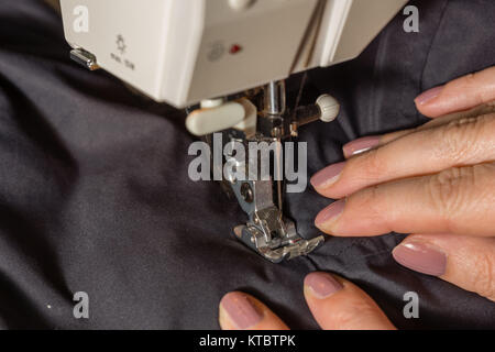 Hände beim Nähen eines Stoffes dicken Foto Stock