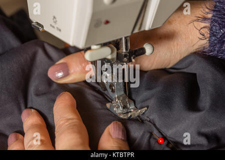 Hände beim Nähen eines Stoffes dicken Foto Stock