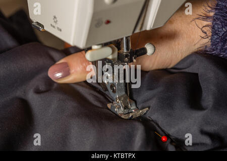 Hände beim Nähen eines Stoffes dicken Foto Stock