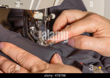 Hände beim Nähen eines Stoffes dicken Foto Stock