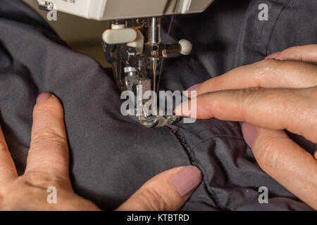 Hände beim Nähen eines Stoffes dicken Foto Stock