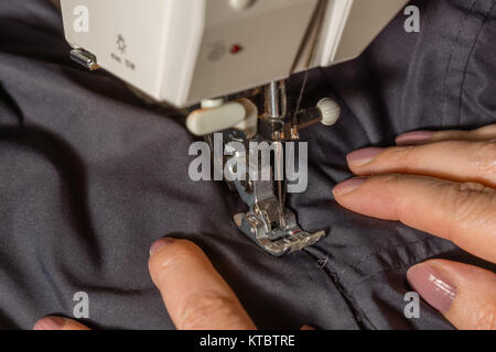 Hände beim Nähen eines Stoffes dicken Foto Stock