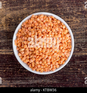 Tazza in porcellana con pelato di lenticchie rosse Foto Stock