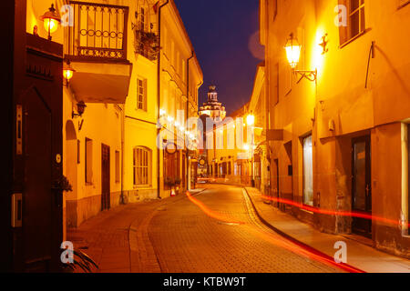 Pittoresca strada di notte, Vilnius, Lituania Foto Stock