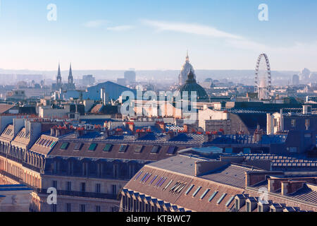 Sui tetti della città di Parigi, Francia Foto Stock