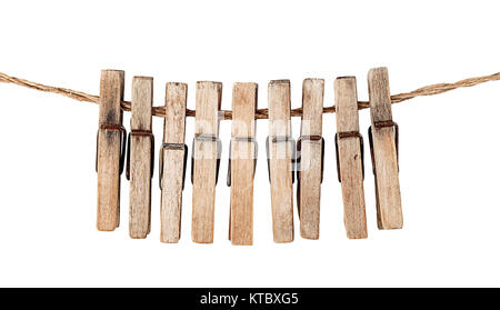 Molti vecchi clothespins in legno su una fune isolato Foto Stock
