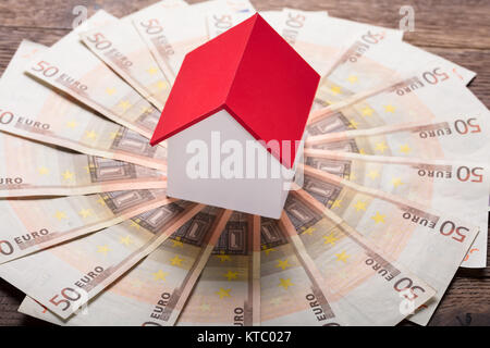Modello di casa su le banconote in euro Foto Stock