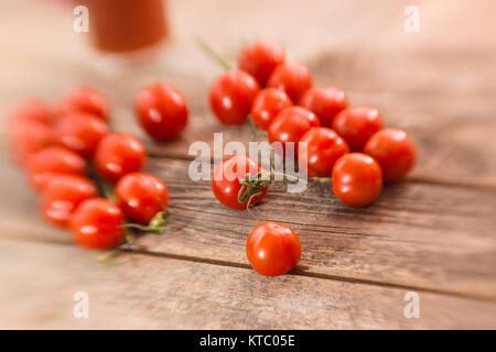 Kleine Rispentomaten auf einem Holzbrett Foto Stock