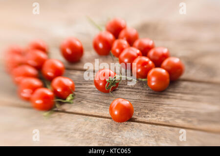 Kleine Rispentomaten auf einem Holzbrett Foto Stock