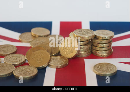 Pound monete, Regno Unito sulla bandiera Foto Stock