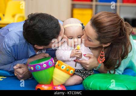 Con mamma e papà per imparare a suonare la batteria Foto Stock