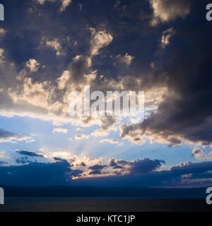 Blu scuro tramonto nuvole sopra il Mar Morto in inverno Foto Stock