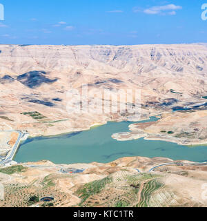 Al di sopra di vista di Wadi Mujib fiume e al Mujib dam Foto Stock