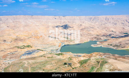 Valle di Wadi Mujib fiume e al Mujib dam Foto Stock