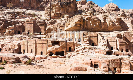 Case sulla strada delle facciate in città Petra Foto Stock