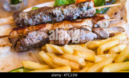 Spiedini con vari arabian kebab close up Foto Stock