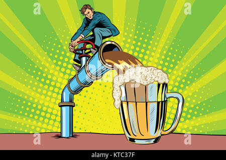 Uomo versa birra Foto Stock