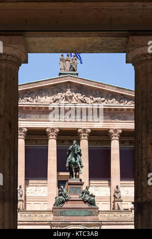 Laubengang mit Säulen vor der Alten Nationalgalerie di Berlino Foto Stock