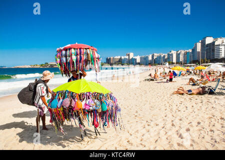 RIO DE JANEIRO, Brasile - 28 Aprile 2015: Brasiliano ambulanti vende il costume da bagno il 28 aprile 2015 in Copacabana Beach, Rio de Janeiro. Il Brasile. Foto Stock