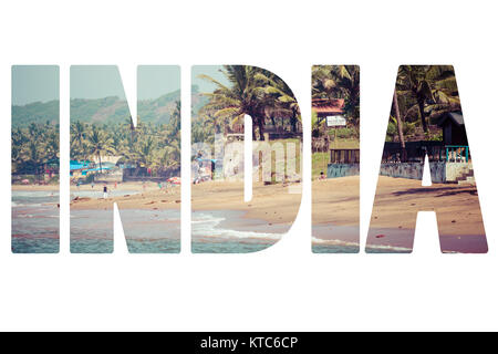 Uscita Anjuna beach panorama sulla bassa marea con il bianco sabbia bagnata e verdi palme di cocco, Goa, India Foto Stock