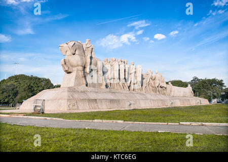 SAO PAULO, Brasile - Aprile 20,2015: Il Monumento Bandeiras su Aprile 20,2015 in Sao Paulo, Brasile. Il monumento al Bandeiras è una scultura di granito Foto Stock