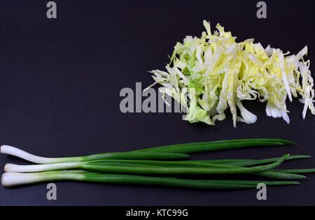 Un trito di cavolo bianco e un mazzetto di cipollotti Foto Stock