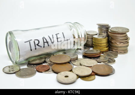 Etichetta di viaggio in un vasetto di vetro con monete fuoriuscita Foto Stock