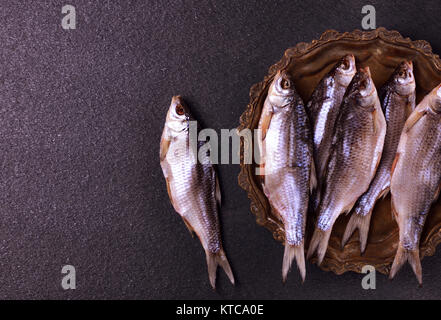 Essiccato nel salare pesce ram su un vassoio di rame Foto Stock