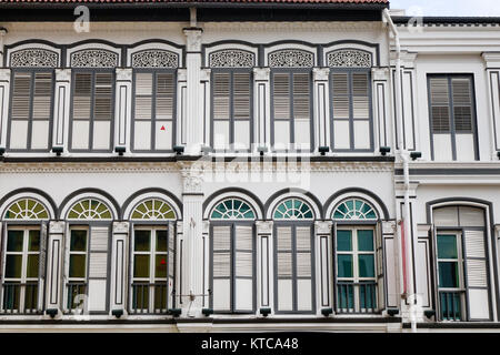 Decorazioni di vecchia casa in Chinatown, Singapore. Singapore è uno del mondo più prosperi e vanta il mondo porto più trafficato. Foto Stock