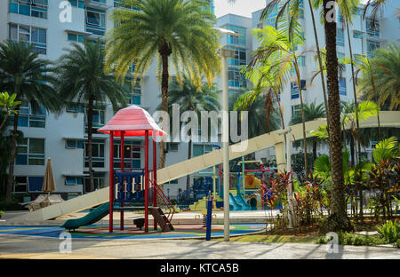 Singapore - Lug 3, 2015. Parco giochi in un parco della città di Singapore. Singapore è global financial center con un clima tropicale e multiculturale di laborato Foto Stock