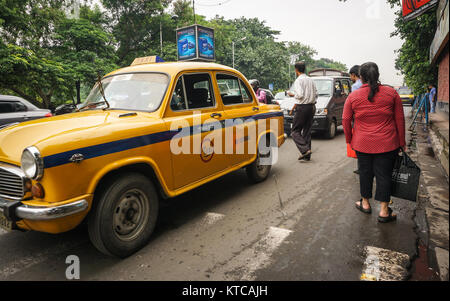 Kolkata, India - 8 lug 2015. La gente camminare sulla strada presso il centro cittadino in Kolkata, India. Kolkata è conosciuto per la sua grande architettura coloniale, arte galler Foto Stock