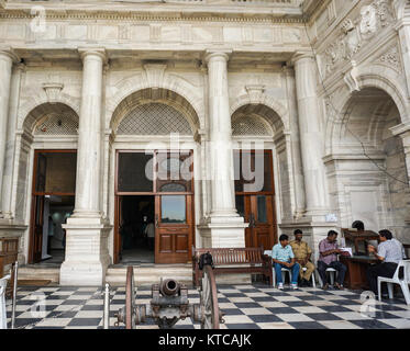 Kolkata, India - 8 lug 2015. La gente visita il memoriale della Victoria in Kolkata, India. Kolkata è noto per la sua grande architettura coloniale, gallerie d'arte Foto Stock