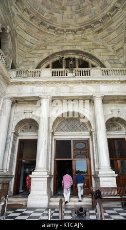 Kolkata, India - 8 lug 2015. La gente visita il memoriale della Victoria in Kolkata, India. Kolkata è noto per la sua grande architettura coloniale, gallerie d'arte Foto Stock