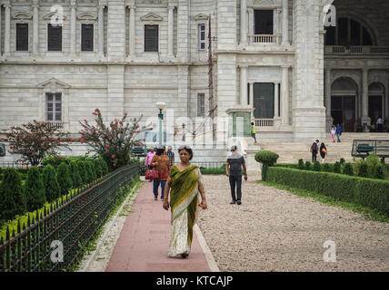 Kolkata, India - 8 lug 2015. La gente visita il memoriale della Victoria in Kolkata, India. Il memoriale della Victoria è un grande edificio in marmo, che era stato costruito Foto Stock