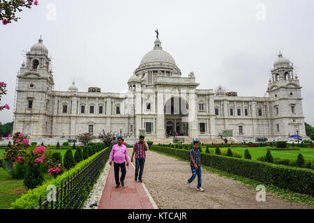 Kolkata, India - 8 lug 2015. La gente camminare al Victoria Memorial in Kolkata, India. Il memoriale della Victoria è un grande edificio in marmo che è stato b Foto Stock